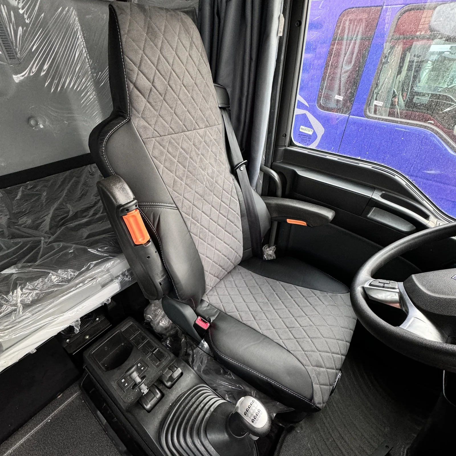 Чехлы сидений SITRAK C7H / HOWO T5G — экокожа и алькантара